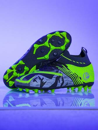新款足球鞋推荐1双青少年运动足球鞋，TPU长钉防滑高帮，耐磨四季皆宜，适合日常草地足球训练及体育比赛