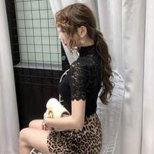 Blusa de encaje de verano 2025 para mujer, camiseta superior con diseño de onda hueca y bajo en capas, sexy - Negro - Ver 2