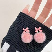 Pendientes de botón festivos, lindos, peludos y personalizados para mujer. Presentan un lazo rosa suave y un pompón esponjoso.