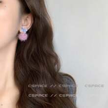 Pendientes de botón festivos, lindos, peludos y personalizados para mujer. Presentan un lazo rosa suave y un pompón esponjoso.