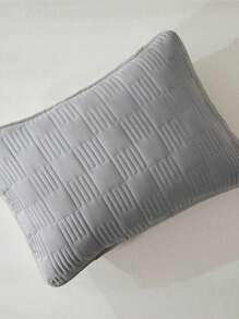 3-częściowy zestaw minimalistycznej szarej narzuty na łóżko, z delikatną szarością jako głównym odcieniem, przypominającym mgliste światło księżyca. Delikatne pikowanie zarysowuje geometryczne wzory, równomiernie zszyte jak rozgwieżdżone niebo. Misternie tkana faktura, materiał miękki jak chmura i przyjazny dla skóry, emanujący komfortem i łatwością.