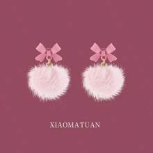 Pendientes de botón festivos, lindos, peludos y personalizados para mujer. Presentan un lazo rosa suave y un pompón esponjoso.