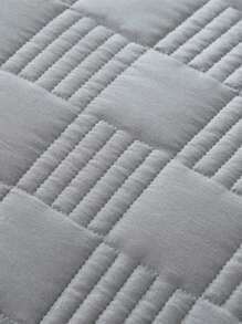 3-częściowy zestaw minimalistycznej szarej narzuty na łóżko, z delikatną szarością jako głównym odcieniem, przypominającym mgliste światło księżyca. Delikatne pikowanie zarysowuje geometryczne wzory, równomiernie zszyte jak rozgwieżdżone niebo. Misternie tkana faktura, materiał miękki jak chmura i przyjazny dla skóry, emanujący komfortem i łatwością.