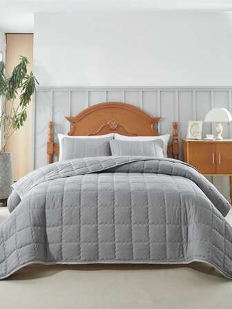 3 件现代简约灰色床罩，柔和的灰色彰显优雅简约。方形绗缝线设计看起来像几何杰作，针脚精致且间距均匀。柔软的面料触感如云朵般，为简约的卧室增添舒适精致的感觉