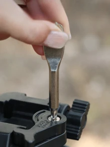 1 set (2 piezas) Destornillador portátil multiuso para exteriores con anilla, destornillador plano y de estrella, mini destornillador de llavero, destornillador plano y de estrella portátil con forma de llave para uso en exteriores, herramientas para hombres (color y estilo aleatorio)