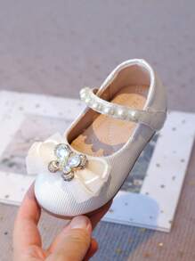 1 双女婴蝴蝶结 PU 钩环公主款平底凉鞋，米色，适合春夏季