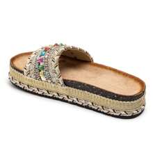 饰有彩色金属细节的厚底绑带凉鞋