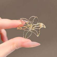 1pc Elegant Flower Design Brooch, High-End Clothing Decoration, Anti-Slip, Suitable For Suit Decoration, Suitable For Women's Daily Wear Dress Accessories Pin For Clothes Bag Charm School