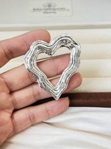 1pc Elegant Vintage Metal Heart Brooch, Fashionable For Women To Wear Casually Or On Holidays, Great Gift For Friends And Family