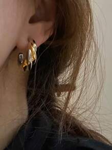 1 对时尚夸张双色扭曲 C 形耳钉，适合女性日常、派对和活动佩戴