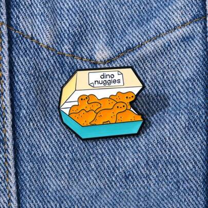 Broche de esmalte con forma de nugget de dinosaurio, broches decorativos personalizados, insignias, joyería, regalos, pasadores de estilo 2025 nuevos para ropa, bolsos, mochila, útiles escolares, accesorios de oficina, camisas, chaquetas, accesorios de otoño-invierno, adecuado para adolescentes, jóvenes, hombres, casual, al aire libre, atlético, vacaciones, regalos de graduación, cumpleaños, uso diario, regalos divertidos para maestros