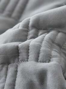 3-częściowy zestaw minimalistycznej szarej narzuty na łóżko, z delikatną szarością jako głównym odcieniem, przypominającym mgliste światło księżyca. Delikatne pikowanie zarysowuje geometryczne wzory, równomiernie zszyte jak rozgwieżdżone niebo. Misternie tkana faktura, materiał miękki jak chmura i przyjazny dla skóry, emanujący komfortem i łatwością.