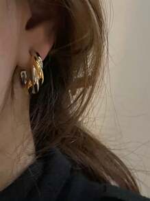 1 对时尚夸张双色扭曲 C 形耳钉，适合女性日常、派对和活动佩戴