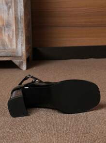 女士黑色玛丽珍鞋，粗跟复古高跟浅口鞋，优雅百搭休闲风格厚底鞋，酒红色系带扣平底鞋，适合娇小女性