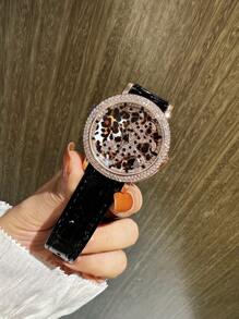 1pc Relógio de quartzo com strass e estampa de leopardo luxuoso e cintilante para mulheres, com mostrador giratório charmoso, caixa de aço inoxidável, pulseira de couro, design elegante, ideal para namoro, presente e uso diário