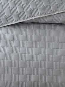 3-częściowy zestaw minimalistycznej szarej narzuty na łóżko, z delikatną szarością jako głównym odcieniem, przypominającym mgliste światło księżyca. Delikatne pikowanie zarysowuje geometryczne wzory, równomiernie zszyte jak rozgwieżdżone niebo. Misternie tkana faktura, materiał miękki jak chmura i przyjazny dla skóry, emanujący komfortem i łatwością.