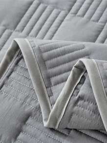 3-częściowy zestaw minimalistycznej szarej narzuty na łóżko, z delikatną szarością jako głównym odcieniem, przypominającym mgliste światło księżyca. Delikatne pikowanie zarysowuje geometryczne wzory, równomiernie zszyte jak rozgwieżdżone niebo. Misternie tkana faktura, materiał miękki jak chmura i przyjazny dla skóry, emanujący komfortem i łatwością.