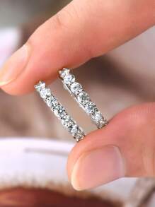 XUJIA 1 Pair Women's Fully Enclosed Moissanite Earrings, 100% Pure Silver, 3mm D-E Color Round Moissanite Earrings, Birthday Jewelry Gift