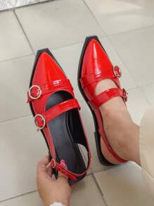 Mules rojos recubierto con doble cinta y cordón ajustable en talón, zapatos planos para mujer, color rojo, zapatos planos de acabado glossy rojo, balerina de dama rojas con dos cintas de adorno con hebillas redondas pequeñas y cinta ajustable en talón con hebilla redonda, zapato plano rojo con suela negra, punta triangular, puntiagudos con tacón bajo. Mules slingback para mujer con acabado glossy rojo. hebilla ajustable, punta afilada y suela plana, sandalias elegantes y cómodas para primavera-verano, calzado casual chic para oficina, eventos formales, cenas o uso diario, flats abiertos de vestir, zapatos destalonados para dama, sandalias rojas don doble tira de adorno. balerinas slingback, zapatos bajos elegantes, flats con tira ajustable, zapatos femeninos para boda, graduación, fiestas o reuniones, calzado negro clásico y sofisticado para combinar con vestidos, faldas y pantalones. - Charol Rojo - Ver 4