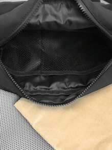 Sac carré minimaliste noir unicolore avec sangle réglable. Sac banane pratique pour les étudiants et les déplacements. Sac bandoulière, sac à l'épaule, sac de côté pour homme. Sac de cours, sac de messager, sac de vacances, sac cylindrique. Petit sac, sac à bandoulière, nouveaux articles essentiels pour les étudiants et les hommes. Petit sac, sac de corps, pochette