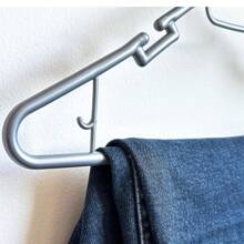 Ganchos para Ropa | Ganchos de Plástico Premium para colgar Ropa | Gruesos, Resistentes y Duraderos | Paquete de 20 Perchas - Blanco - Ver 6