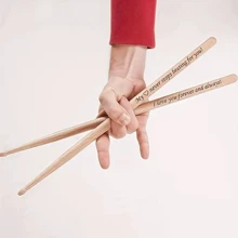 [定制] 个性化鼓槌、鼓槌、鼓手礼物，适合父亲、男朋友、儿子、丈夫、乐队、摇滚音乐家，定制镌刻一对 - 原木色 - 查看 7