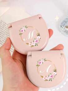 Flower Wreath Letters Sewing Tool Box With Pink Flower Initials, Letters A-Z, Perfect Gift For Beginners Sewing: 1 Portable Mini Sewing Set - Foldable, Diy Sewing Supplies And Accessories, Suitable For Travelers And Emergency Clothing Fixators, Mini Needle Box Portable Small Needle Bag Sewing Tool Combination Set Hotel Supplies(Pink)