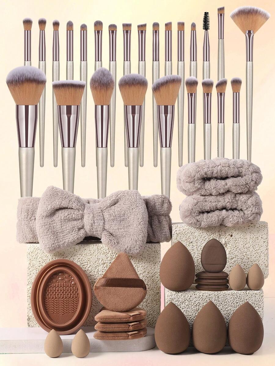 45件套化妆海绵粉扑和化妆刷套装，包括散粉刷、腮红刷、修容刷、粉底刷、鼻影刷、眼影刷、眉刷、唇刷、细节刷、化妆海绵、化妆刷清洁碗、三角粉扑、指套粉扑、迷你细节美妆蛋、洗脸腕带、洗脸头带、化妆刷套装、化妆刷套装、化妆刷套装、全套化妆套装、化妆刷套装、全套化妆工具、化妆刷套装、化妆刷礼盒套装