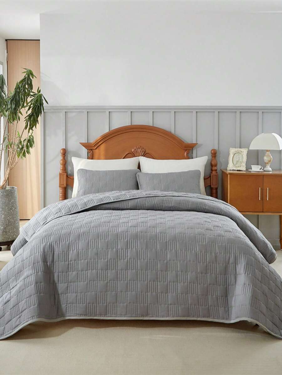 3-częściowy zestaw minimalistycznej szarej narzuty na łóżko, z delikatną szarością jako głównym odcieniem, przypominającym mgliste światło księżyca. Delikatne pikowanie zarysowuje geometryczne wzory, równomiernie zszyte jak rozgwieżdżone niebo. Misternie tkana faktura, materiał miękki jak chmura i przyjazny dla skóry, emanujący komfortem i łatwością.