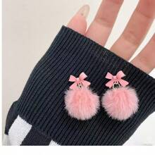 Pendientes de botón festivos, lindos, peludos y personalizados para mujer. Presentan un lazo rosa suave y un pompón esponjoso.