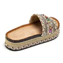 饰有彩色金属细节的厚底绑带凉鞋