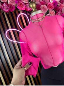 Haz que cada look sea único con nuestra blusa de tela mesh. Ligera, moderna y súper versátil, esta prenda es perfecta para cualquier ocasión. - Rosa Fucsia - Ver 2