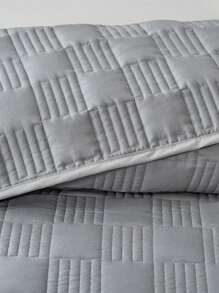 3-częściowy zestaw minimalistycznej szarej narzuty na łóżko, z delikatną szarością jako głównym odcieniem, przypominającym mgliste światło księżyca. Delikatne pikowanie zarysowuje geometryczne wzory, równomiernie zszyte jak rozgwieżdżone niebo. Misternie tkana faktura, materiał miękki jak chmura i przyjazny dla skóry, emanujący komfortem i łatwością.