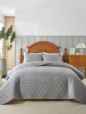 3 件套灰色被子套装，独特的菱形绗缝设计，缝线精确整齐，线条笔直，百搭的灰色适合多种风格，营造舒适的睡眠空间