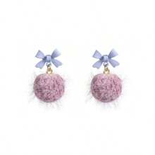 Pendientes de botón festivos, lindos, peludos y personalizados para mujer. Presentan un lazo rosa suave y un pompón esponjoso.