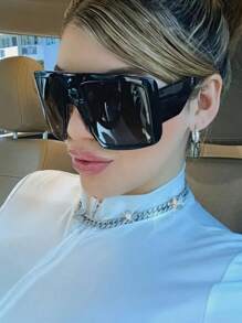 一副大号方形弧形女士时尚眼镜，精致优雅，适合夏季海滩度假、户外活动、旅行及各种场合。 - 黑框灰片 - 查看 1