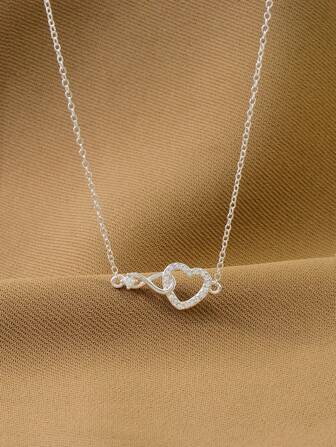 Ett tidlöst mode kärlekshänge halsband S925 Sterling Silver Utsökt high-end design Ljus Lyx Daglig Fest Fritid Semester Kvinnors nyckelbenskedja