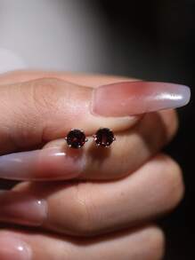 1对925纯银镀白金镶嵌石榴石银迷你耳环，小巧精致，百搭红色优质装饰珠宝，六爪宝石耳环，适合女性日常宴会、约会、购物和摄影，一月诞生石红石榴石 - 酒紅色 - 查看 7