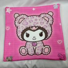 Sanrio 1pc Sanrio Kuromi X Hello Kitty Cartoon Decorative Pillow Cover, Featuring Asymmetrical Lines Design With Kuromi In Furry Coat, Cute And Minimalist Style, Soft Material, Removable And Washable, Size: 40x40cm, 45x45cm, 50x50cm (No Filler), Single-Sided Print, Suitable For Sofa, Car, Bedroom, Living Room