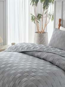 3-częściowy zestaw minimalistycznej szarej narzuty na łóżko, z delikatną szarością jako głównym odcieniem, przypominającym mgliste światło księżyca. Delikatne pikowanie zarysowuje geometryczne wzory, równomiernie zszyte jak rozgwieżdżone niebo. Misternie tkana faktura, materiał miękki jak chmura i przyjazny dla skóry, emanujący komfortem i łatwością.