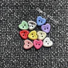 30 Stück süße bunte Kunststoff-Herzknöpfe im Cartoon-Stil, Kinderbekleidungszubehör, Bastelmaterial für Kinder, Scrapbooking, Puppenkleider nähen