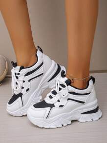 Baskets à talon compensé dissimulé de 8 cm pour les femmes de petite taille. Chaussures de sport à talons compensés dissimulés convenant aux pantalons à jambes larges, aux Baskets épaisses, aux tenues casual, pour le printemps/l'automne. Chaussures blanches à plateforme pour les femmes de petite taille.