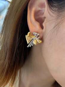 1pc Vintage High-End Textured Bow-Knot Rhinestone Encrusted Golden Stud Earrings, Exquisite Fashion Design Versatile Luxurious Earrings Suitable For Women Party, Wedding, Anniversary, Valentine's Day Gift,Mom,Mother,Mother's Day,Gift - Gold - View 4