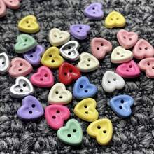 30 Stück süße bunte Kunststoff-Herzknöpfe im Cartoon-Stil, Kinderbekleidungszubehör, Bastelmaterial für Kinder, Scrapbooking, Puppenkleider nähen