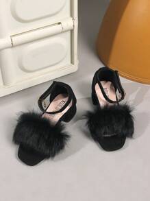 1 双珍珠形设计时尚高跟凉鞋，适合夏季