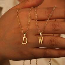 1 件优雅法式简约镂空字母设计 A-Z 项链，铜镀金字母吊坠锁骨链，精致百搭的日常佩戴礼物