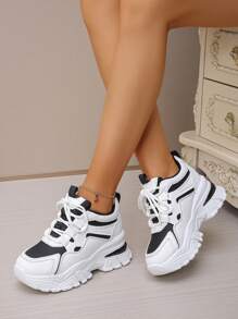 Baskets à talon compensé dissimulé de 8 cm pour les femmes de petite taille. Chaussures de sport à talons compensés dissimulés convenant aux pantalons à jambes larges, aux Baskets épaisses, aux tenues casual, pour le printemps/l'automne. Chaussures blanches à plateforme pour les femmes de petite taille.