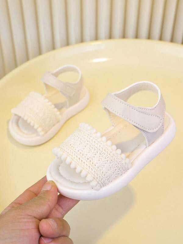 زوج من صنادل الشاطئ للبنات ، قاعدة محاكة ناعمة ،صنادل كاجوال للروضة موضة الصيف