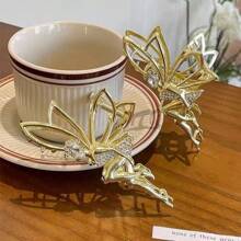 1 pezzo Fermaglio per capelli a forma di graffetta, ispirato a , progettato appositamente per le donne. È un accessorio per capelli di alta qualità e delicato, particolarmente adatto a chi ha capelli spessi per raccogliere i capelli sulla parte posteriore della testa. Questa grossa pinza per capelli di stile ha un design esclusivo, rendendola perfetta per creare acconciature raccolte e come accessorio per capelli unico. - Dorato - Visualizzare 4