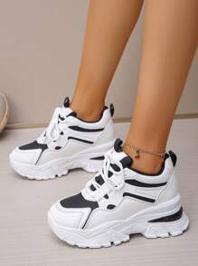 Baskets à talon compensé dissimulé de 8 cm pour les femmes de petite taille. Chaussures de sport à talons compensés dissimulés convenant aux pantalons à jambes larges, aux Baskets épaisses, aux tenues casual, pour le printemps/l'automne. Chaussures blanches à plateforme pour les femmes de petite taille.